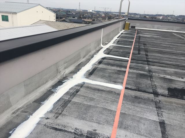 水戸市水府町/屋上シート防水水性防水材アトレーヌで下塗りしてきました。