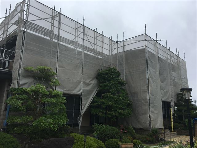 水戸市、スタッコ外壁・塗装前の高圧洗浄になります。