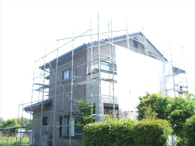 ス－パ－セランマイルドで外壁塗り替え工事の高圧洗浄作業になります。/茨城町