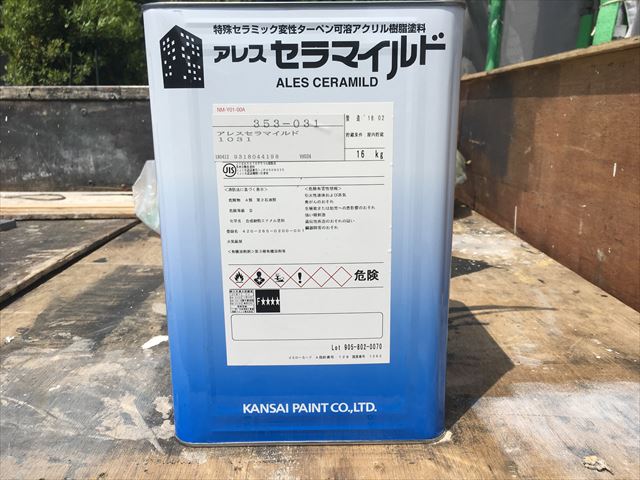 ス－パ－セランマイルドで外壁塗装工事の軒天塗装作業になります。/茨城町
