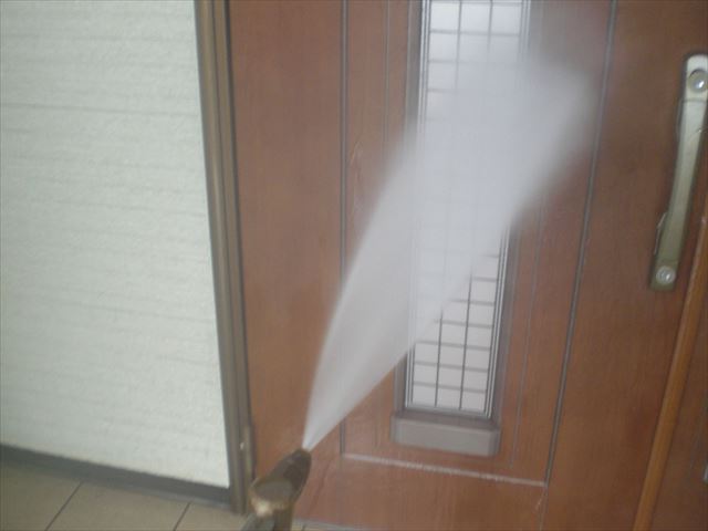 玄関の洗浄作業