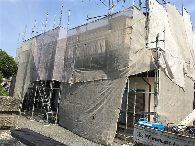 外壁をス－パ－セランマイルド塗装現場の洗浄作業になります。/水戸市