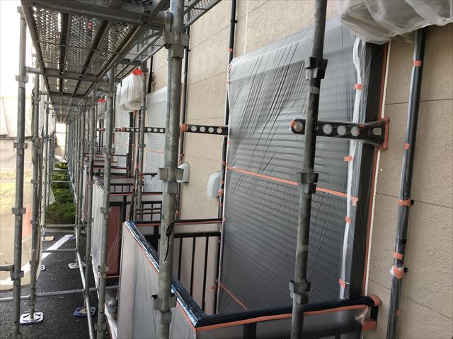 塗装前の養生作業を、水戸市の２階建て１６世帯ＡＰ外壁・屋根塗装現場でしてきました。
