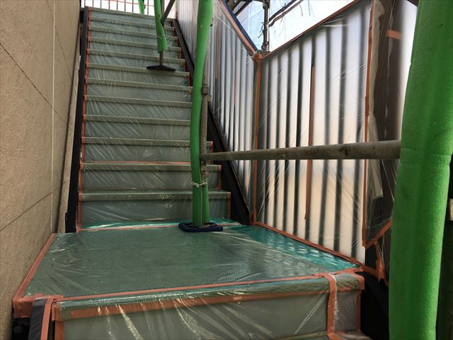 水戸市内のアパート、塗装前養生と外壁下塗りを水性シーラーで塗布作業になります。