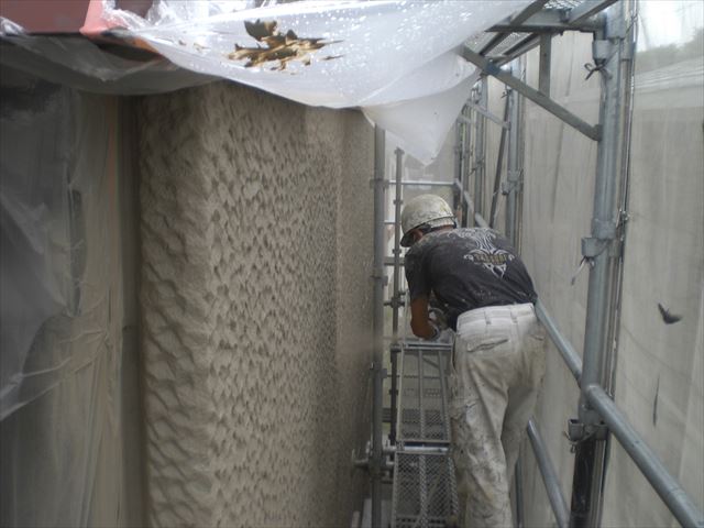 ３色の塗り分けのお宅の、継続作業になります。