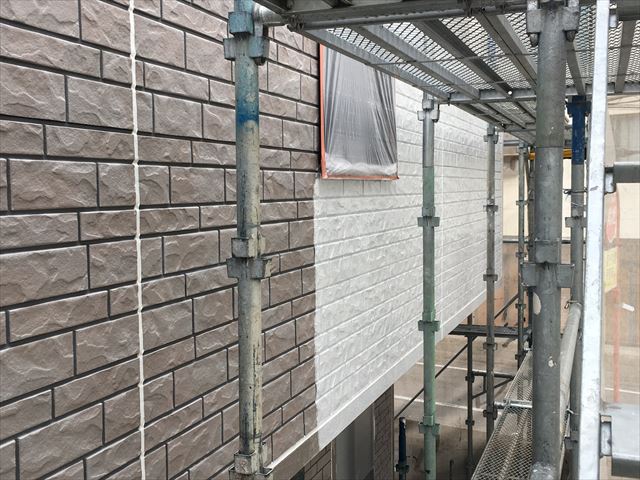 水戸市大工町、外壁色替え塗装工事の、下塗り作業になります。