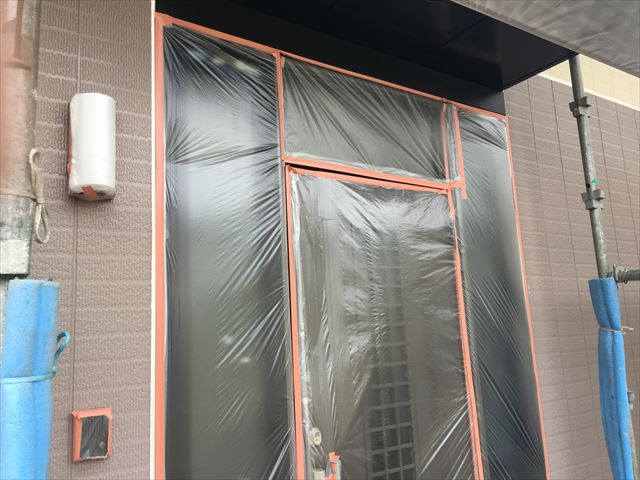外壁と屋根の２回目の塗り替え塗装工事の養生作業になります。/水戸市藤井町