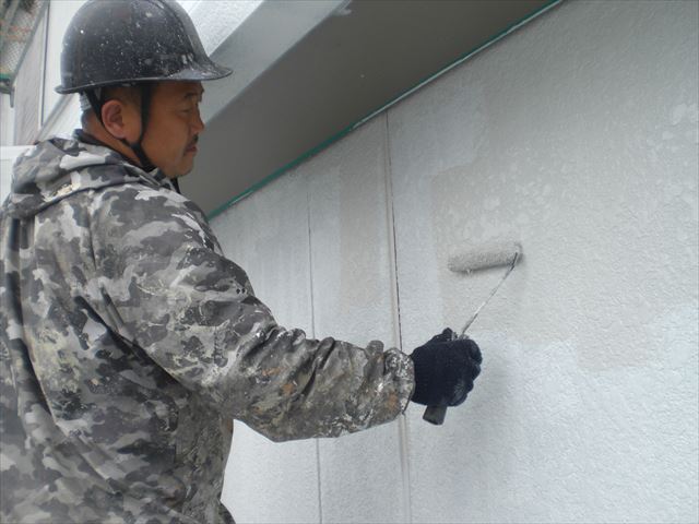外壁上塗り作業1回目