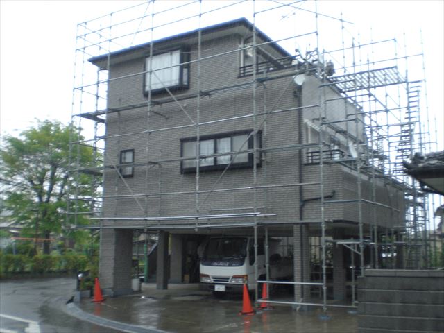 塗装工事のご依頼をいただきました。高圧洗浄作業のお話です。