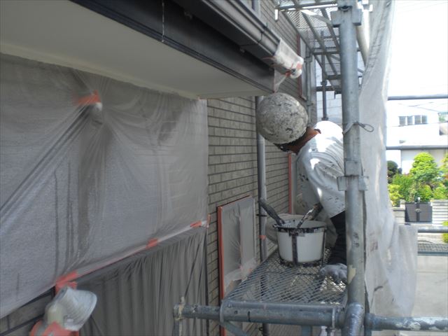 軒天の上塗り作業