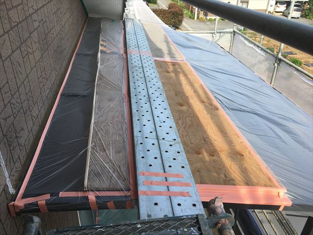 無機塗料で塗り替え工事の養生・軒パテ等作業になります。/茨城町