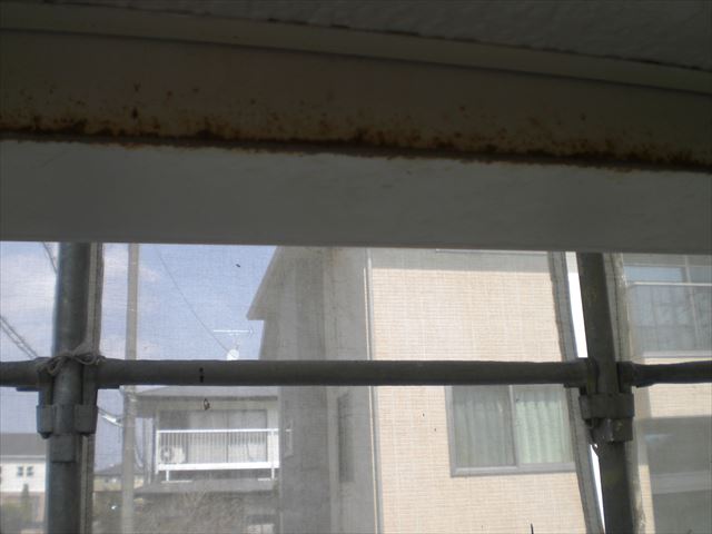 玄関上の軒天の周りの鉄板