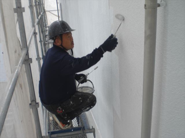 外壁上塗り作業1回目