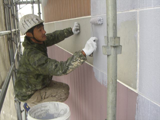 水性ＳＤサ－フエポプレミアムで外壁下塗り作業になります。/水戸市