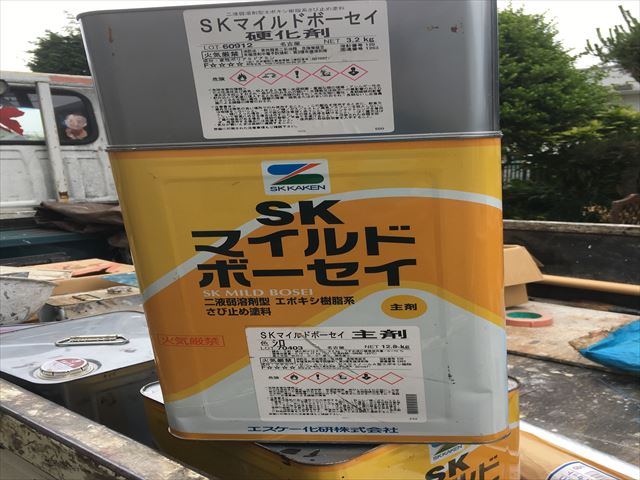 ス－パ－セランマイルドで塗り替え工事現場の鉄骨階段錆止め作業/水戸市