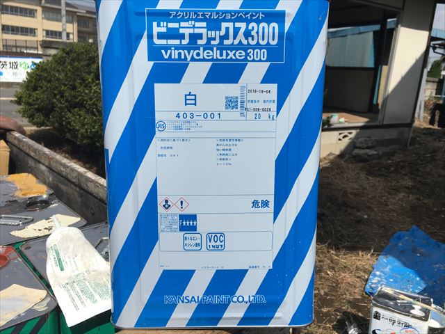 コスモマイルドシリコン２とビニデラックス３００を使用して破風板と軒天塗装を行いました。筑西市にて