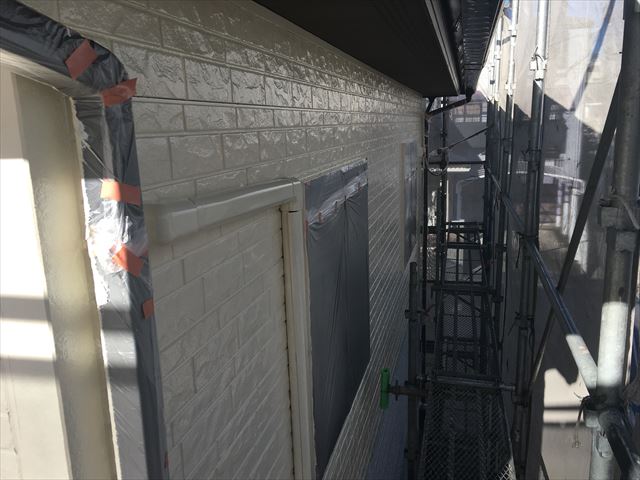 水戸市大工町、外壁色変え工法でツートン塗装の中塗りになります。