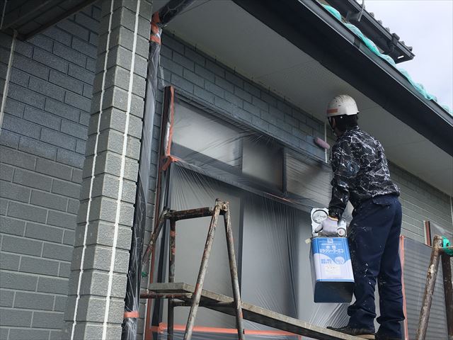 ひたちなか市、外壁下塗りシーラーと中塗りシリコン塗装