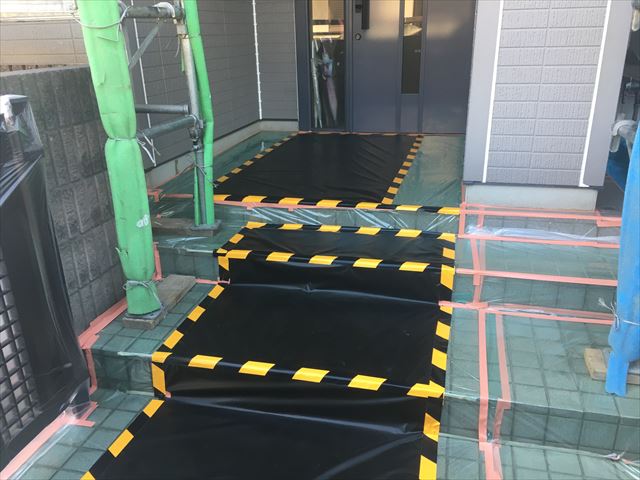 水戸市双葉台/外壁と屋根塗装と附帯部塗装の為の養生作業です。
