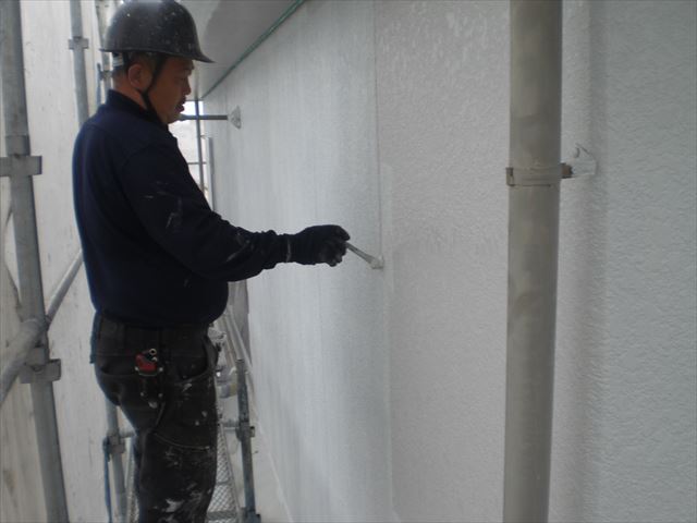 外壁上塗り作業1回目