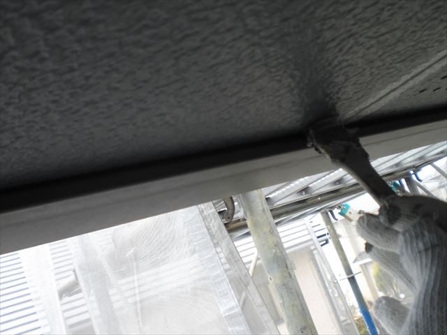 軒天の上塗り作業
