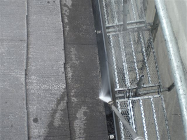軒樋の高圧洗浄作業
