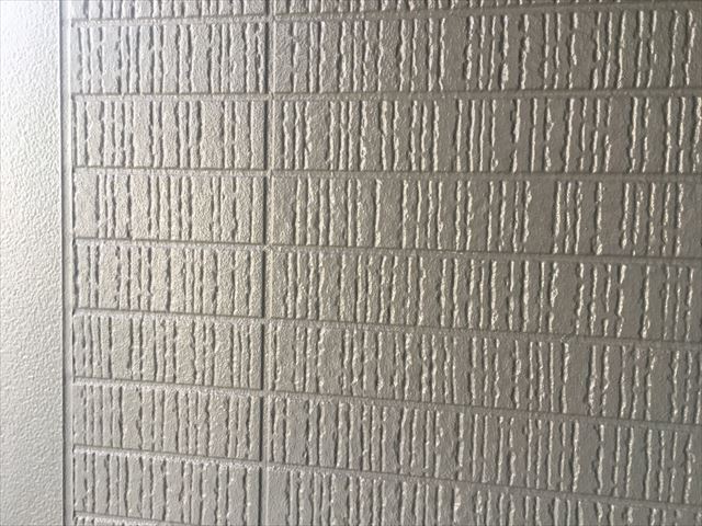 外壁と屋根塗装現場の外壁中・上塗り作業をしてきました/水戸市