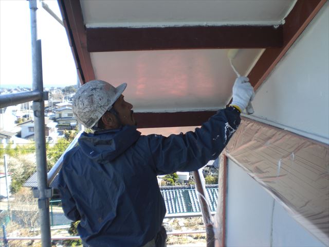 軒天の上塗り作業２回目