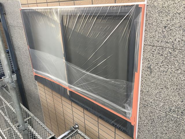 養生作業２日目になります。水戸市大塚町の外壁と屋根塗装工事