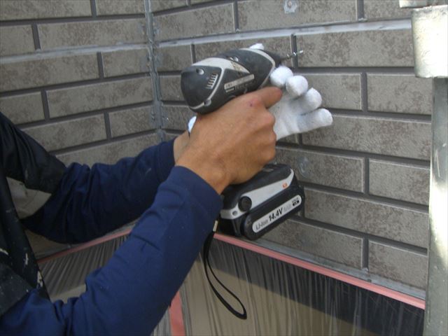 無機塗料での塗り替え工事現場での下地調整作業と軒天塗装作業になります。/高萩市