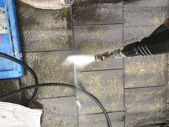 屋根　洗浄中