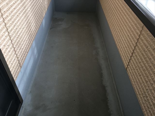 ひたちなか市本町、住宅のＦＲＰベランダ防水を水性防水材アトレーヌで塗装します。