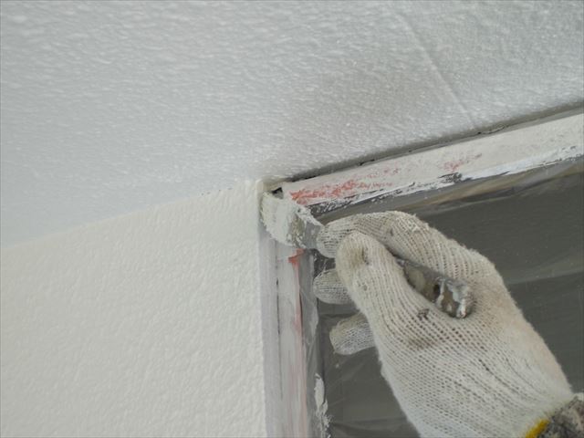 外壁上塗り作業2回目の塗布作業