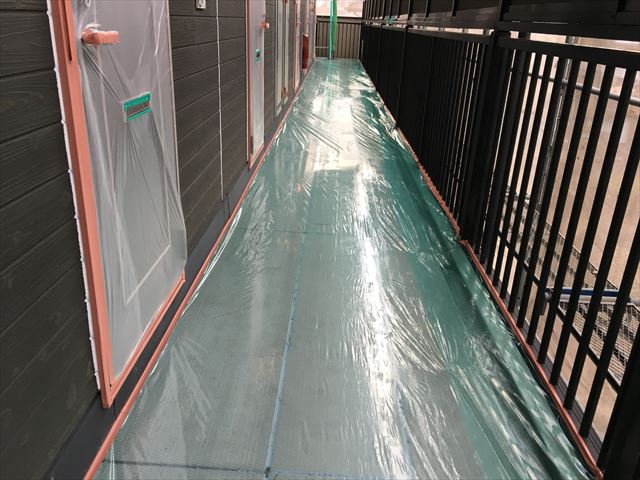 水戸市１ＤＫロフト付アパートの塗装前ビニール養生作業になります。