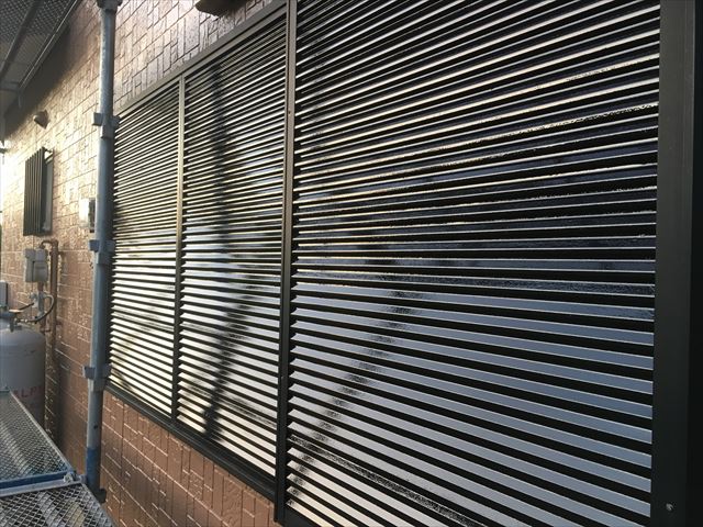 ス－パ－セランマイルドで塗り替え現場の雨戸等塗装作業になります。/茨城町