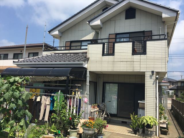 外壁塗装現場の仮設足場設置作業になります。/水戸市開江町
