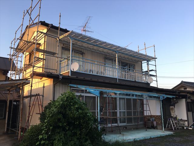 在来住宅の軒天を水性アクリル塗料、破風を弱溶剤シリコン塗料で塗装/筑西市