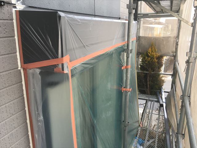 水戸市双葉台/外壁と屋根塗装現場の養生作業と屋根下塗り作業