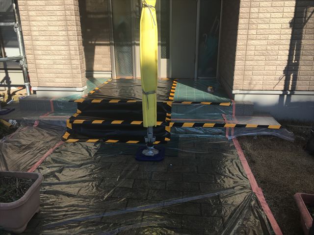 水戸市姫子（３階建て）/外壁と附帯部塗装の養生作業になります