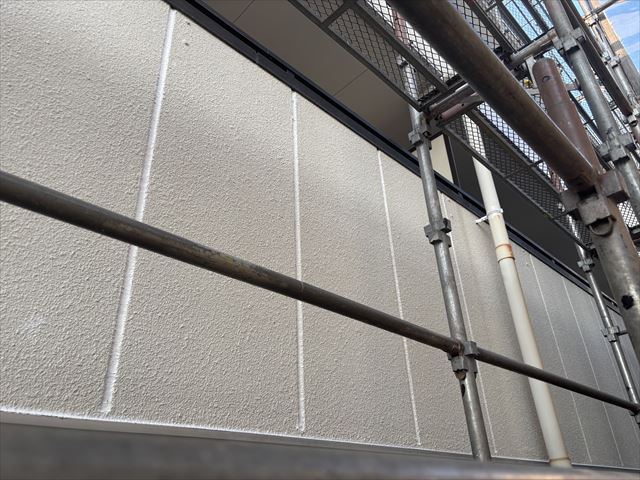取手市RC3階建て大規模修繕・ シーリング完了後の養生と外壁・軒天下塗り作業