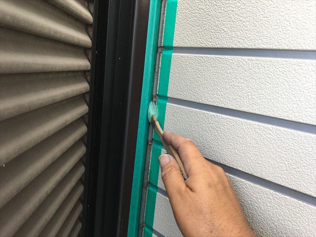 外装リフォーム　弾性ウレタンパテでサッシ周りを充填してきました。水戸市