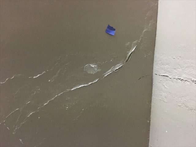 水性オーデグロスでマンション階段室内壁ヘアークラック補修塗装水戸市