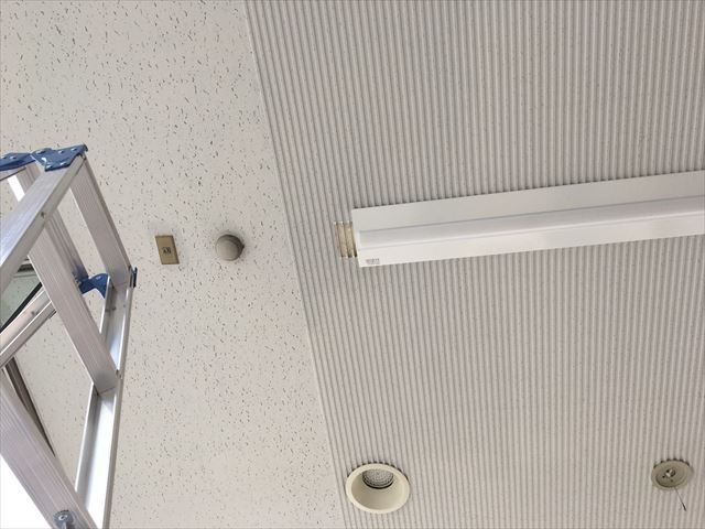 本日は店舗内部の天井の補修と集成材カウンターのクリヤー塗装　古河市