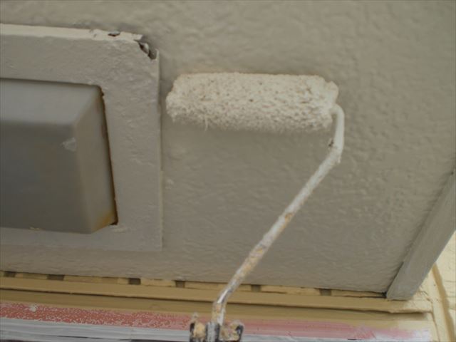 軒天の上塗り作業