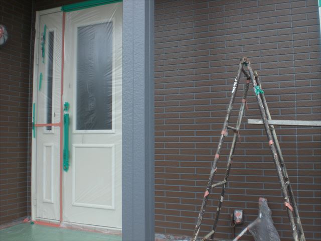 ひたちなか市中根町でダブルトーン仕上げ塗り作業をおこないました