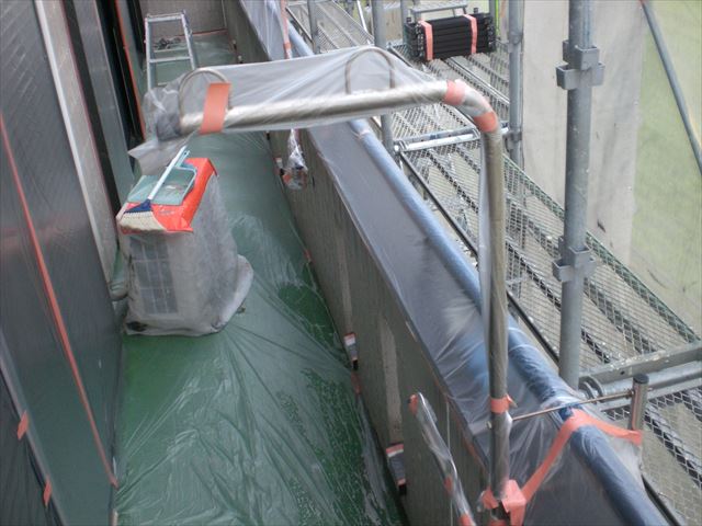 水戸市酒門町で塗装前におこなう非塗装部分の養生作業をしました