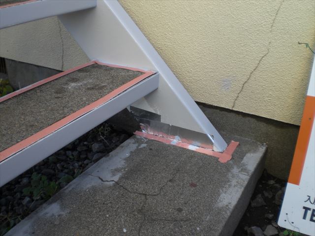 水戸市袴塚のＮハイツ様の鉄骨と2階通路下部天井の塗り替え工事