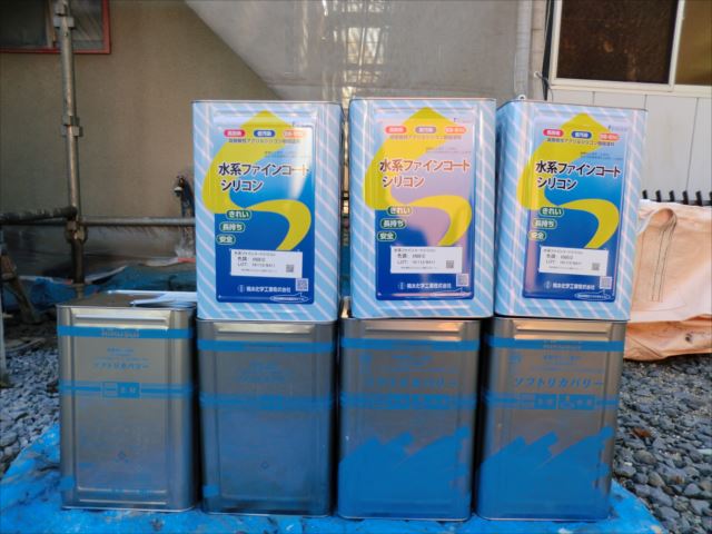 菊水化学工業のソフトリカバリーを使用して外壁の下塗り作業を行いました。水戸市にて、
