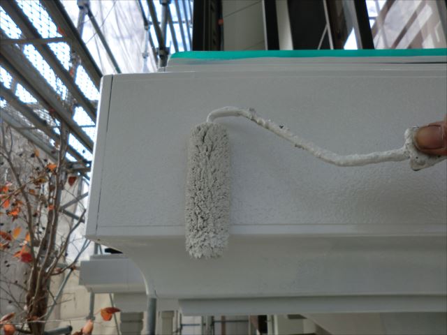 菊水化学工業のロイヤルトップスターを使用してベランダ下部、玄関ポーチ破風等の塗装を行いまました。水戸市にて、