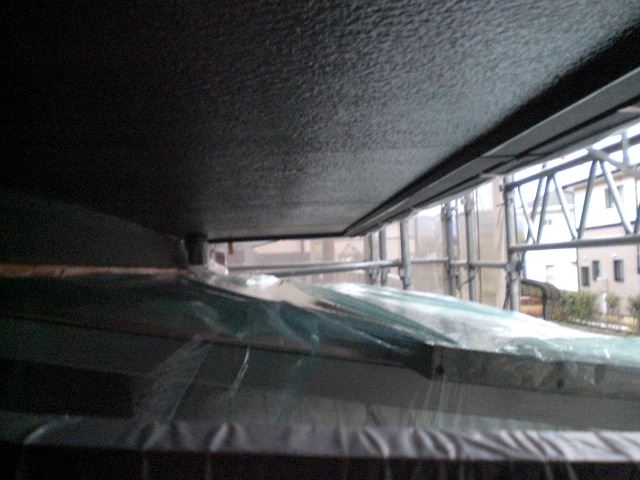 軒天の上塗り作業